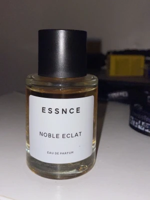 Essnce noble Eclat EDP. - Essnce noble eclat EDP är en söt vaniljdoft som passar både för kvinnor och män. Sparsamt använd i princip full.