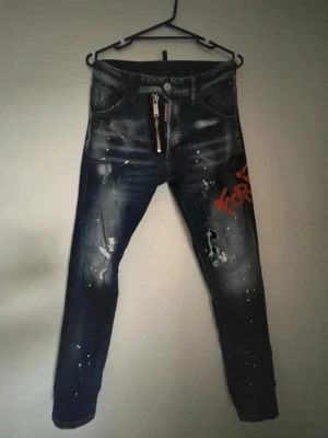 Mörkblå jeans med tryck och detaljer - Dsquard 2 jeans storlek 44 det motsvarar ungefär 176 i dsquard storlek.                                  Skriv privat för frågor