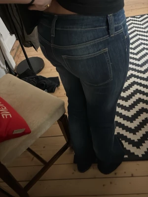 Blå bootcut jeans med slitningar - Säljer dessa jeans från weekday! Andvända 1 gång!!! Som nya!!