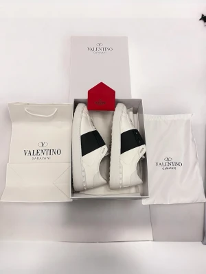 Valentino Garavani vita sneakers - Tja dags att sälja mina Valentinos (äkta) kvitto kan fås använt dom max 4-5 gånger säljer dom för att dom va lite för småa