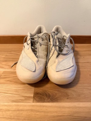 Basketskor - Puma All-Pro nitro 2 - Säljer ett par Puma All-Pro nitro 2 basketskor, special edition Chris Brickley! Dessa är i extremt bra skick, har endast använt dessa ett tiotal gånger. De är smidiga och har riktigt bra grepp! Nypris för dessa är 1599kr, säljer för 800kr. Storlek 46. Kommer även med ett par extra skosnören och orginal-boxen! Pris kan diskuteras, skriv vid funderingar:)