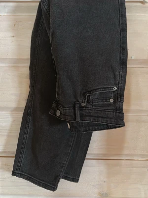 Svarta raka jeans  - Svarta raka jeans 