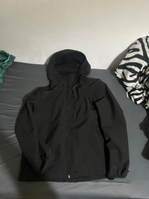 Zara Svart vindjacka S - Snygg svart vindjacka med dragkedja framtill och justerbar huva. Säljs pga den är liten