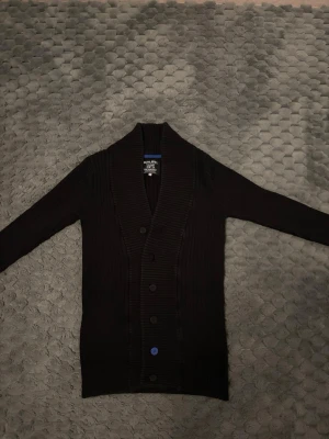 Jack & Jones kofta   - Tja, säljer denna Jack & Jones koftan i bra skick. Storleken är S och sitter perfekt på dig som är mellan 175-180 cm lång! Mitt pris är 149, men kan diskuteras vid snabb affär! Koftan är lite urtvättad så därför det billiga priset. Hör av er vid frågor eller minsta fundering! 🙌