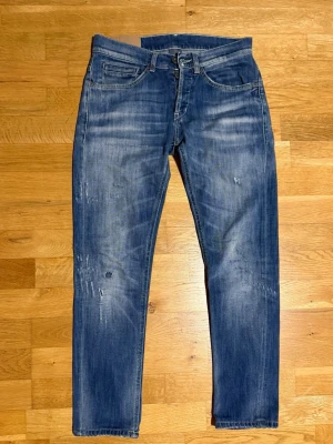 Dondup George jeans - Ett par riktigt feta Dondup jeans i blå färg. Näst intill nytt skick‼️  Modell: George!  Size: W30, sitter som 29.  🔹 Hör av er vid frågor eller funderingar🙌