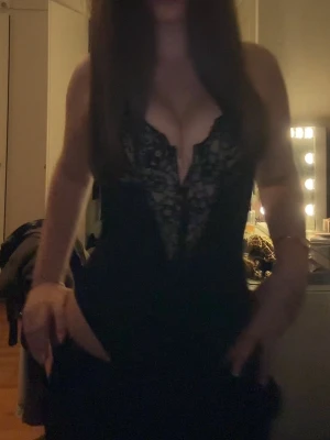 Svart spetsbody med djup urringning - Snygg svart body med djup urringning och dekorativ spets framtill❤️