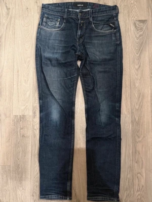 Mörkblå jeans från Replay 30/32 - Säljer ett par mörkblå jeans från Replay. Materialet är mjukt denim som sitter skönt hela dagen.