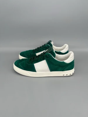 Valentino Flycrew Skor Grön - • The shoes have only been worn a few times and are in like-new condition  • Size: 41 (fits 41.5–42)  • Color: Green  • Retail price: ~5000 SEK (no longer in production, very rare)  • No accessories