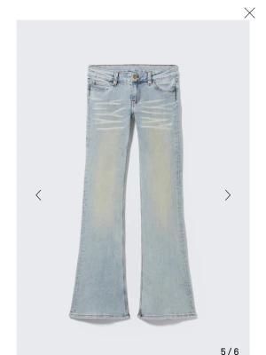 Cheap monday jeans - Säljer ett par skitsnygga ljusblå bootcut jeans ifrån cheap monday då jag växt ur dem. Bra skick men däremot är stora cheap monday lappen bak borttagen!!