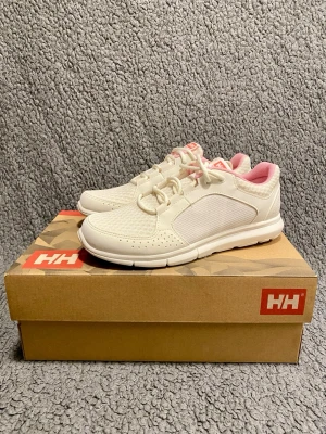 Helly Hansen Ahiga storlek 37 - Aldrig använda. Storlek 37. Skickas i originalförpackning 