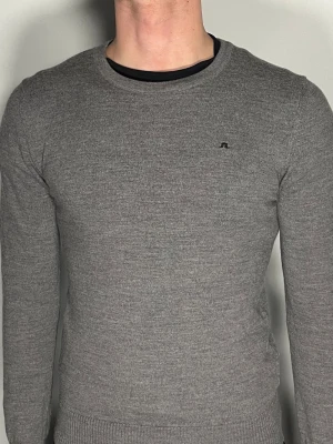 J.Lindeberg tröja - Säljer en ritkigt snygg och trendig J.Lindeberg tröja i fint skick, storlek M men sitter som S, vid frågor är det bara att skriva //Gramenti