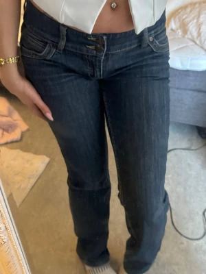 Mörkblå straight jeans - Snygga mörkblå bootcut jeans från Esprit med låg midja och klassiska fem fickor. 