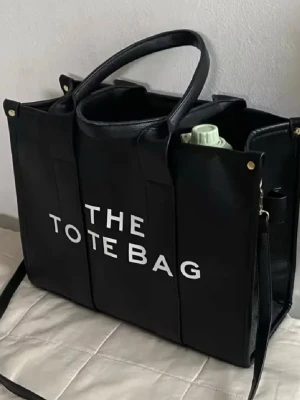The Tote Bag - The Tote Bag i väldigt bra skick och oanvänd. Plats för MacBook!