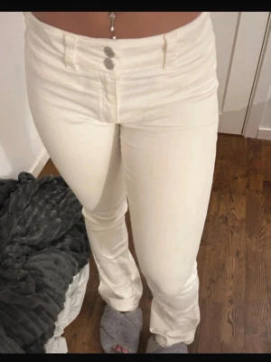 Vita low waist bootcut jeans  - Snygga vita bootcut jeans från H&M💓De är lågmidjade och har inga defekter. Storlek 170! Skicka gärna prisförslag.