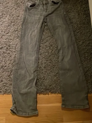 Gråa jeans - Ett par gråa jeans från gina tricot i rätt så bra skick. Knapparna från fickorna saknas dock för att de gått av så skulle beskriva de som helt okej skick!
