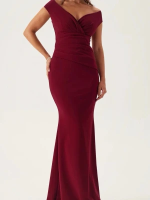 Vinröd balklänning  - Säljer nu min balklänning som ja köpte förra året på bubbelroom🥰klänningen är endast använd en gång så i bra skick, skriv för fler bilder🙌🙌