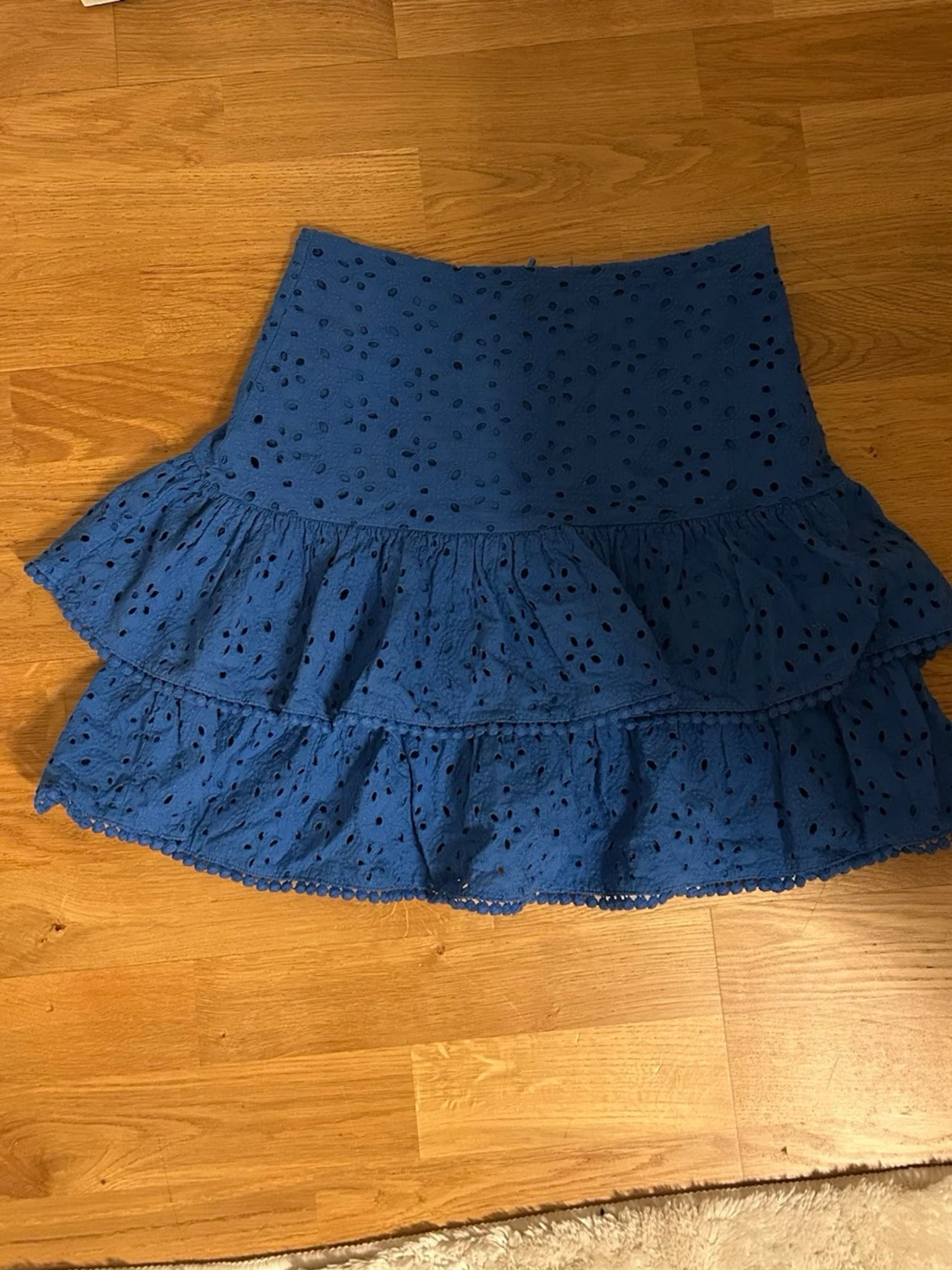 Blå volangkjol med broderade detaljer - 2