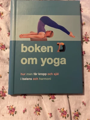 Bok om yoga med övningar  - Bok om yoga med övningar. Fint skick! Pris 50kr.