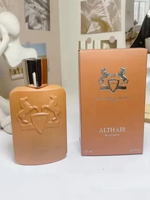 Parfums de Marly Althaïr EdP 125ml - Lyxig parfym från Parfums de Marly, Althaïr EdP, i en elegant matt orange flaska med silverfärgat lock. Flaskan har ett upphöjt emblem med två hästar och sköld. Kommer i matchande förpackning. Volym: 125 ml.