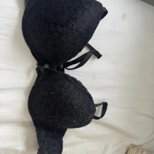 Hunkemöller bh  - En fin bh i storlek 34A. Den är i i fint skick och man kan sjystera banden på den. Den har svart spetts och har lite push upp som man ser på bilderna.