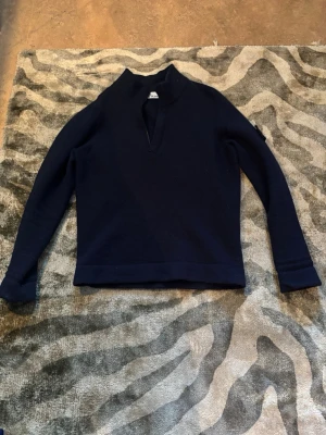 Stone Island tröja - Säljer min Stone Island quarter zip                                   Storlek:M                                                                              Skriv om du har några frågor😁