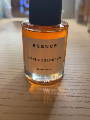 ESSNCE Orange Blossom - Orange blossom är en eau de parfum från det svenska företaget ESSNCE. Det är en väldigt söt doft, enligt mig doftar det som en apelsin-marshmallow. Den här noter av Neroli, Rosépeppar, Apelsinblomma, Iris, Vanilj, Karamell och Mysk.🍊