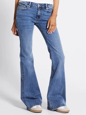 Blå flared jeans - Säljer ett par blå low rise flared jeans från 157. Samma modell som på bilden men en mörkare denim! Helt nya, oanvända, finns inte kvar på hemsidan! Säljer då de är lite för små för mig