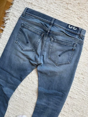 Dondup George - Ett par mycket snygga jeans av märket DonDup i den populära passformen ”George”! Storlek 32, mått kan lösas. Hör av dig vid frågor!