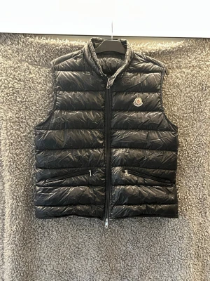 Gui väst - Moncler  - Klassik Moncler gui väst, fint skick, storlek 5 (L) hör gärna av er vid frågor!🤗