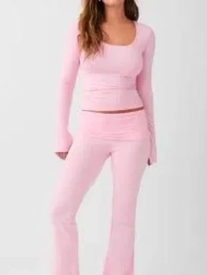 Rosa yoga pants Gina Young  - Mysiga yoga pants i ljusrosa/rosa med utsvängda ben. En enkel och stilren design, perfekt för chill hemma. Materialet ser mjukt och stretchigt ut för maximal komfort. Och är mjukt o stretchigt! Liiite noppiga på rumpan men annars inga defekter! Suuuuper snygga nu inför våren/sommaren! Speciellt när man är brun😉 Nypris-300 Säljer för-50. Då de är i jätte bra skick! Pris kan sänkas vid snabbaffär!! Storlek 170🩷  Skickas snabbt 📦