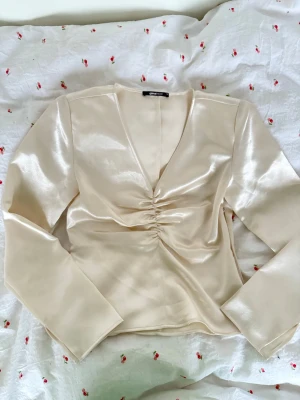 Satin silkes blus festtopp topp fest dressy chic boho elegant  - Helt oanvänd! Superfin blus med vadderade axlar, nypris 300kr. 