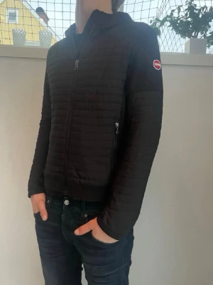 Colmar lättviktsjacka  - Colmar lättviktsjacka herr| pris:1199kr| storlek: M| skick:9/10| hör av dig vid minsta lilla fundering eller fråga|