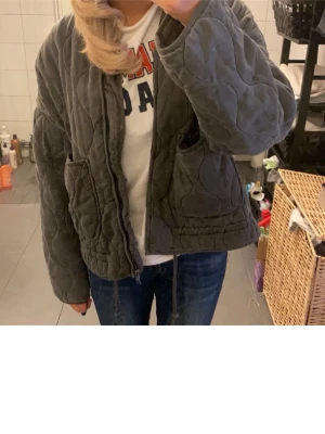 grå quiltad bomberjacka med dragkedja  -  säljer denna jackan från  zara i storlek xs. pris kan diskuteras 