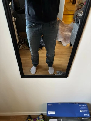 Blåa raka jeans med fem fickor - Säljer ett par klassiska blå jeans med rak passform, snygga slitngar och fem fickor. Jeansen har en snygg tvättad look och normal midja. Perfekta till vardags och passar till det mesta. Materialet är denim och de har bälteshällor.