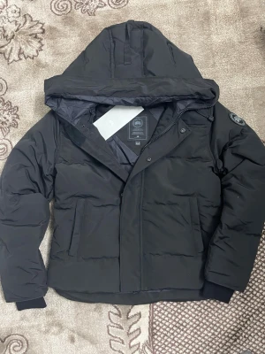 Canada Goose MacMillan Storlek S - Canada Goose MacMillan, storlek S. Helt ny och oanvänd. Finns inga skador eller något. Kontakta gärna för mer info!