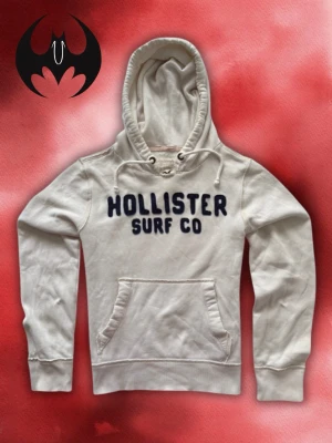 Vit Hollister Hoodie - Vit Hollister hoodie | bra skick, fläck som inte syns | Size M/L | Längd: 64cm Bröstvidd: 57cm Armlängd: 72cm | Modell, 178cm 60kg | Lägg endast bud med avsikt att köpa, inga fördröjning!