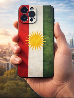 Mobilskal med Kurdistans flagga - Snyggt mobilskal med Kurdistans flagga i rött, vitt och grönt samt en gul sol i mitten. Skalet är gjort i tåligt plastmaterial och har exakta utskärningar för kamera och knappar. Passar perfekt för dig som vill visa din stil och identitet.