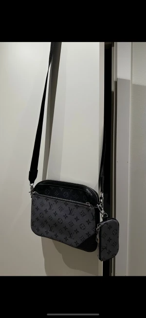 Louis Vuitton trio axelväska  - LV trio messenger bag