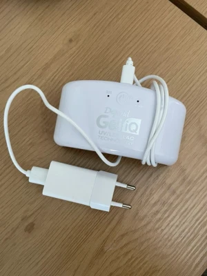 Depend Gel iQ UV/LED-lampa - Praktisk UV/LED-lampa från Depend Gel iQ för härdning av gelnagellack. Lampan är vit, kompakt och har en sladd med EU-kontakt. Perfekt till nagelvård och enkel att använda hemma. Passar till Depend Gel iQ-systemet.