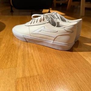 Nya lakai sneakers - Nya lakai sneakers helt oanvända. Storlek 43. Nypris ca 1000kr. 