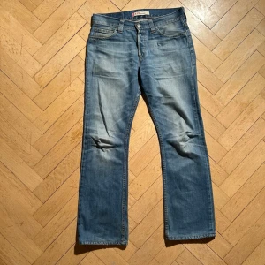 Levi’s 512 bootcut - Vid köp av fler produkter erbjuds bättre pris. Skriv vid ytterligare frågor eller funderingar🤝 Storlek: 32/34. Mått: Längd 106 cm. Midja 43 cm.