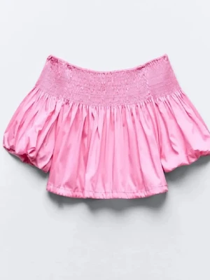 Zara off shoulder topp - Super fin rosa off shoulder topp ifrån zara. Använd få gånger och är i jättebra skick. Den ser lite mörkare ut på bilderna men de är pågrund av ljuset❣️