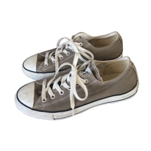 Gråa All Star Converse låga sneakers/ tygskor/ vårskor, y2k/ cyber/ alt/ 2000s/ 2000tal/ 00s/ 00tal/ 90s/ 90tal - Gråa låga All Star Converse sneakers i bra skick!