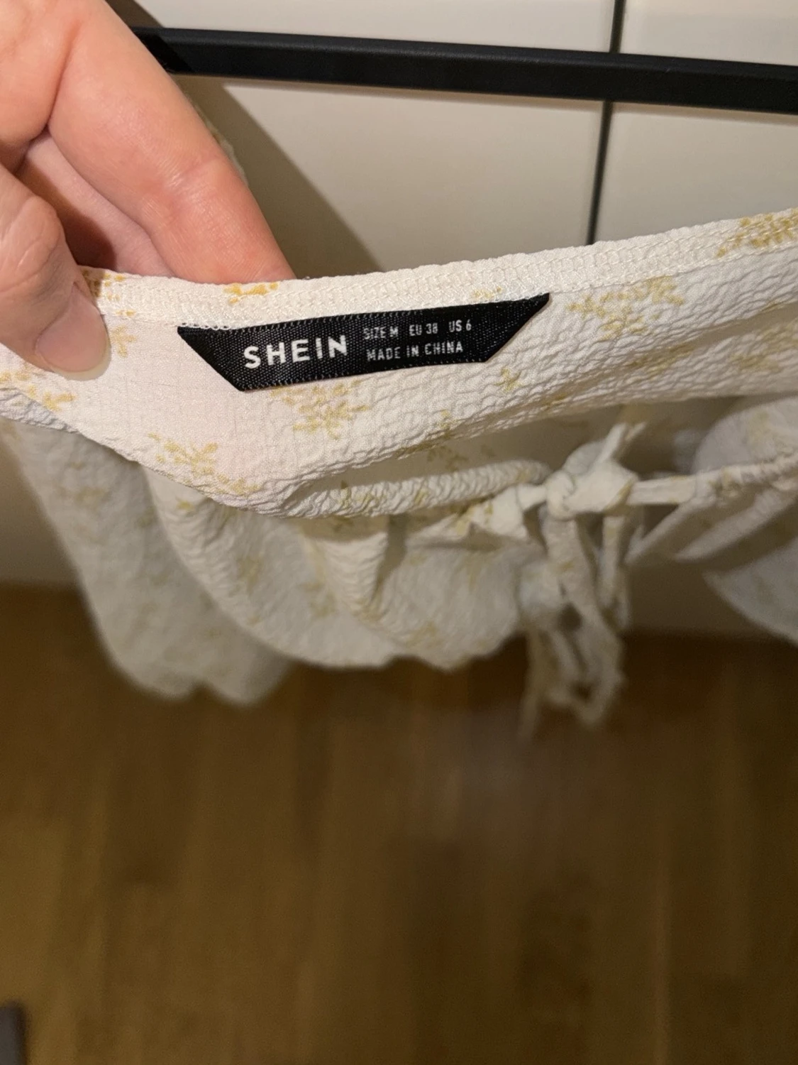 Blommig omlottopp med snörning - 2