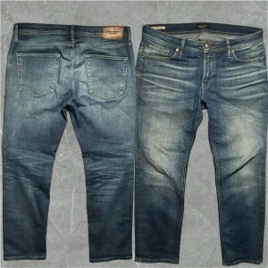 Vintage Jack&Jones Jeans - Riktigt snygga Jack&Jones Jeans med snygga fades. Mått: midja47cm längd 99cm fotvidd 19,5cm.  Storlek 34/30. Modellen är 183cm. Skriv vid funderingar💬