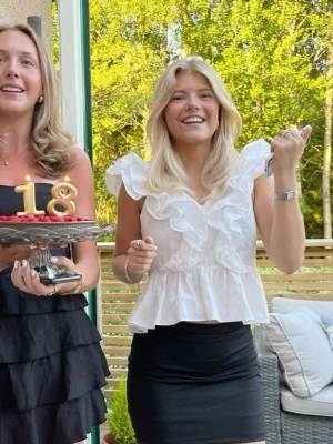 Vit volangblus med v-ringning - Superfin topp från hm