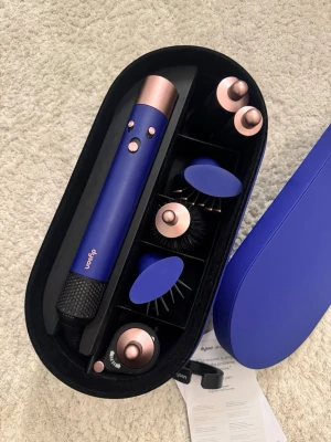 Dyson Airwrap Special Edition - Dyson Airwrap multistyler special edition, den är i perfekt skick, ingen skada. Samtliga tillbehör ingår. 