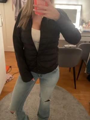 Trendig svart dunväst  - Stilren svart dunväst från uniqlo. Lätt material och passar perfekt till våren. Går att styla ihop med allt och även super skön 