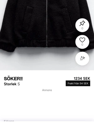 Söker!!💕 - Mysig svart teddyjacka med dragkedja framtill och två stora fickor på sidorna. Jackan har en avslappnad passform och är gjord i fluffigt teddy-material som håller dig varm. Perfekt för dig som gillar en stilren och trendig look.