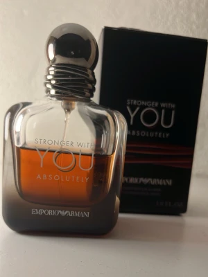  Stronger With You absolutley - Säljer min stronger with you absolutley eftersom jag köpt en ny parfym och behöver pengar t mutch det är mer än hälften kvar och den luktar piss gott hör av er